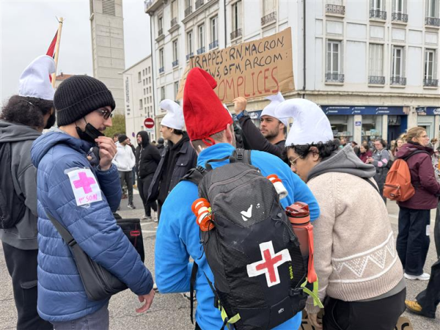 Un manifestant déguisé en Schtroumpf ce samedi 31 octobre à Lyon © Tom Bonnard - Radio SCOOP
