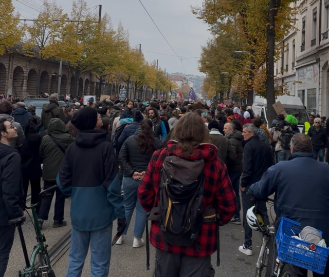 Le cortège est arrivé à Jean-Macé ce samedi à Lyon © Tom Bonnard - Radio SCOOP