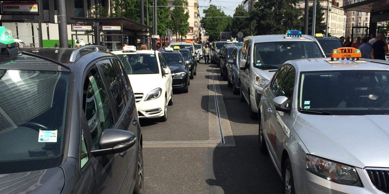 Taxis à Lyon : vers une grève et des blocages ce lundi - Radio Scoop