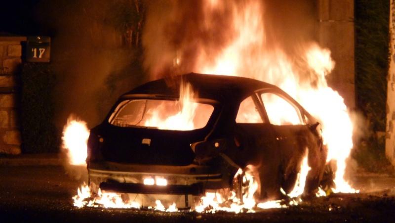 Résultat de recherche d'images pour "voitures brulées lyon algériens foot"
