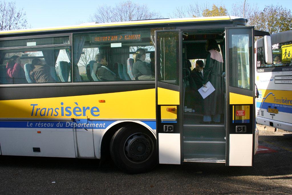 Nord-Isère : un bus scolaire couché par les rafales de vent - Radio Scoop