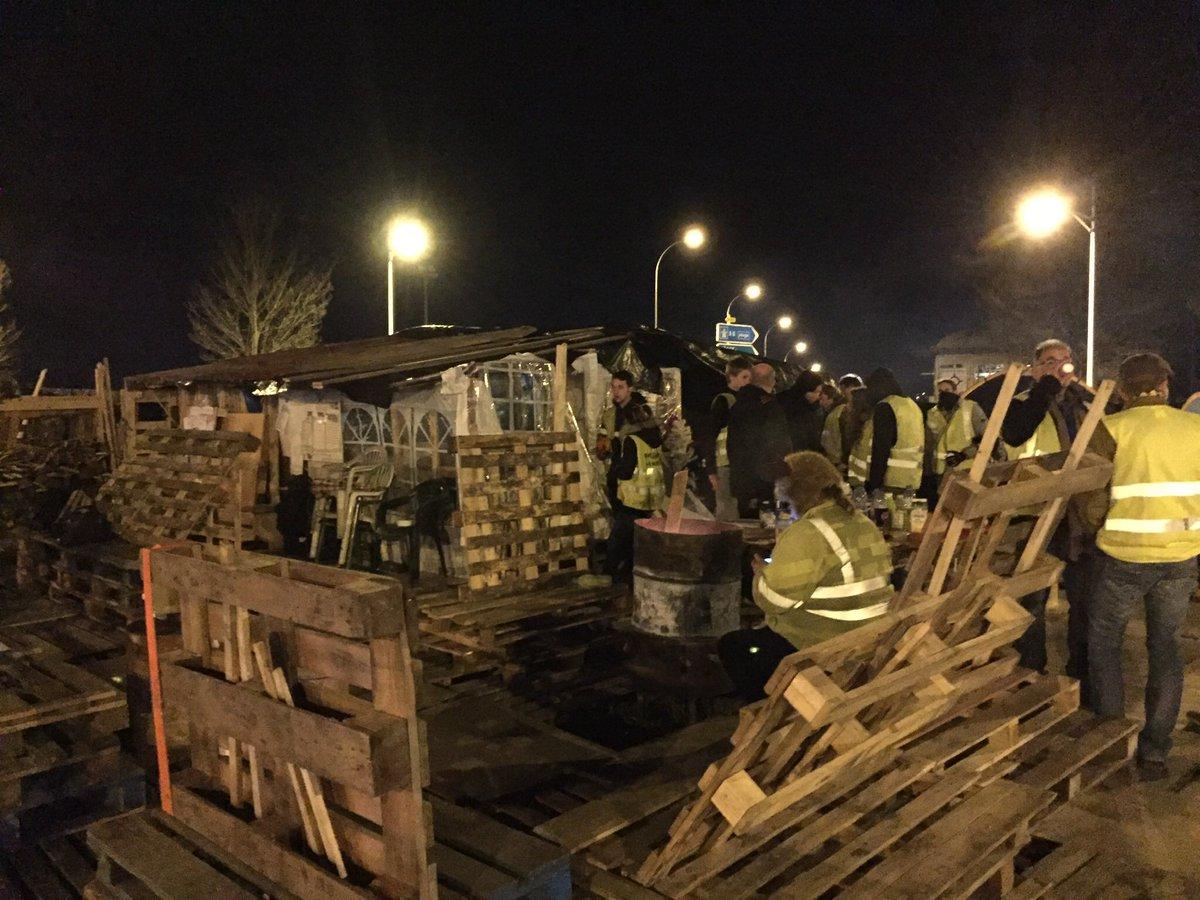 Les Gilets Jaunes Du Rond Point Des Chantiers