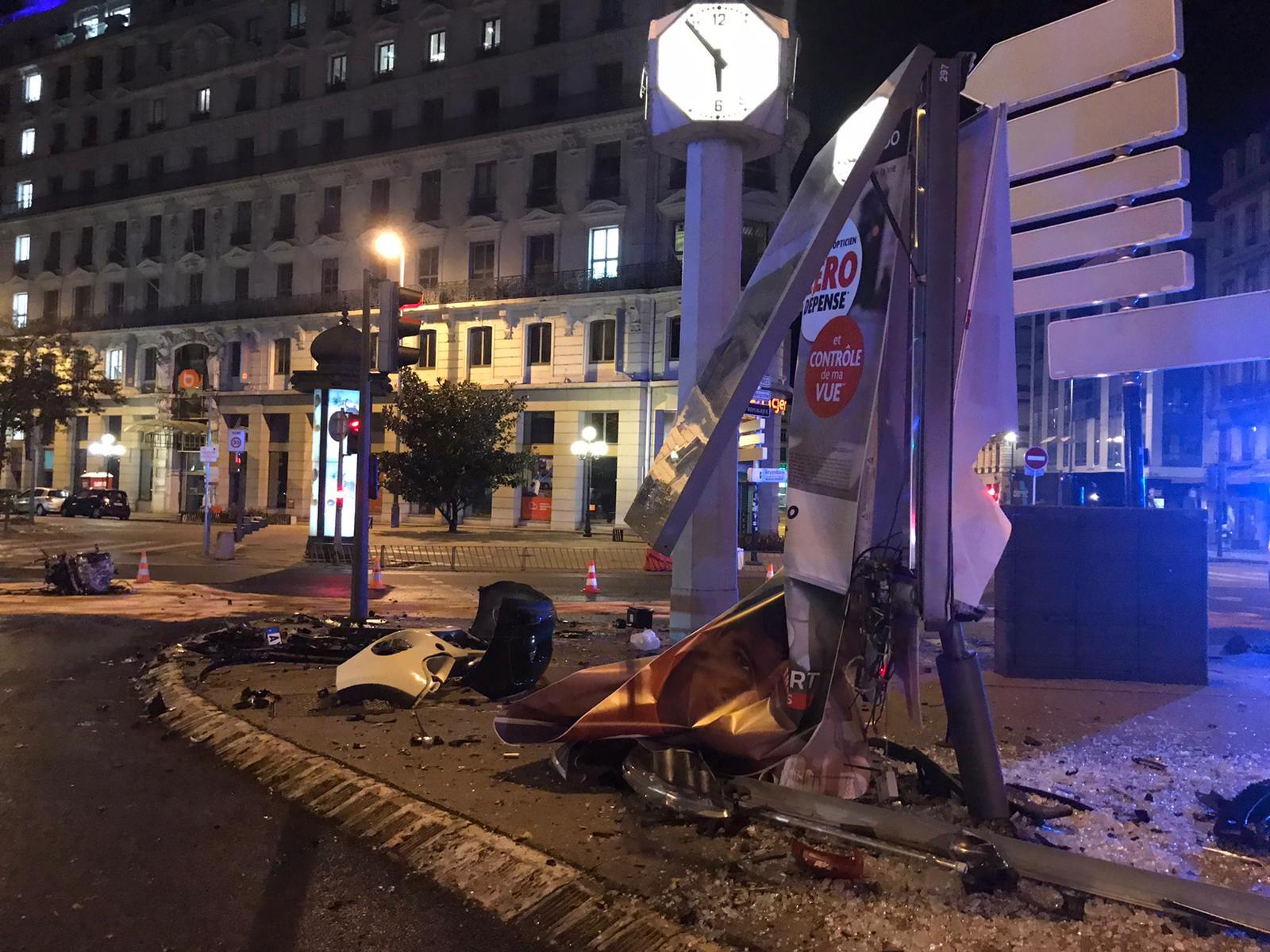 [PHOTOS] Un accident fait trois blessés dont un grave à Lyon - Radio Scoop