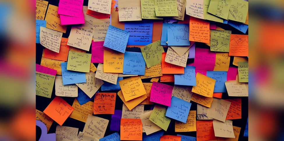 Une femme découvre sa voiture... recouverte de Post-it - Radio SCOOP wallpaper 4