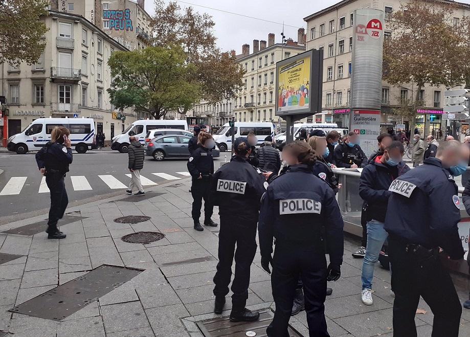 File:Lyon 7e - Rue Raoul Servant, entrée de la gare de Lyon-Guillotière.jpg - Wi