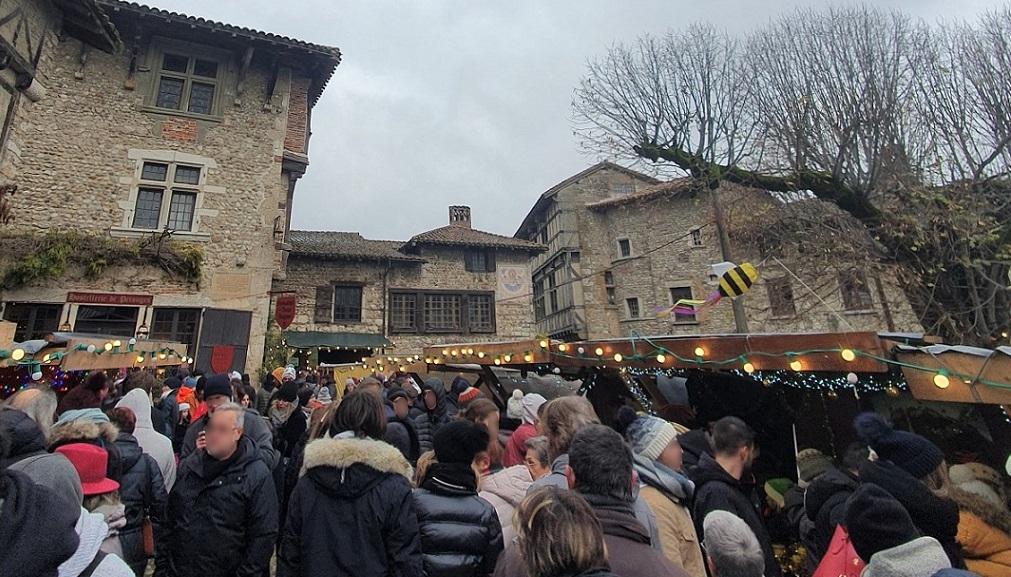 Galère au marché de Noël de Pérouges (Ain) : une nouvelle formule en Galère au marché de Noël de Pérouges (Ain) : une nouvelle formule en