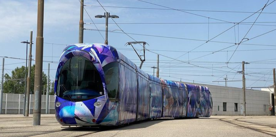 Lyon : un artiste brésilien décore un tram TCL - Radio SCOOP