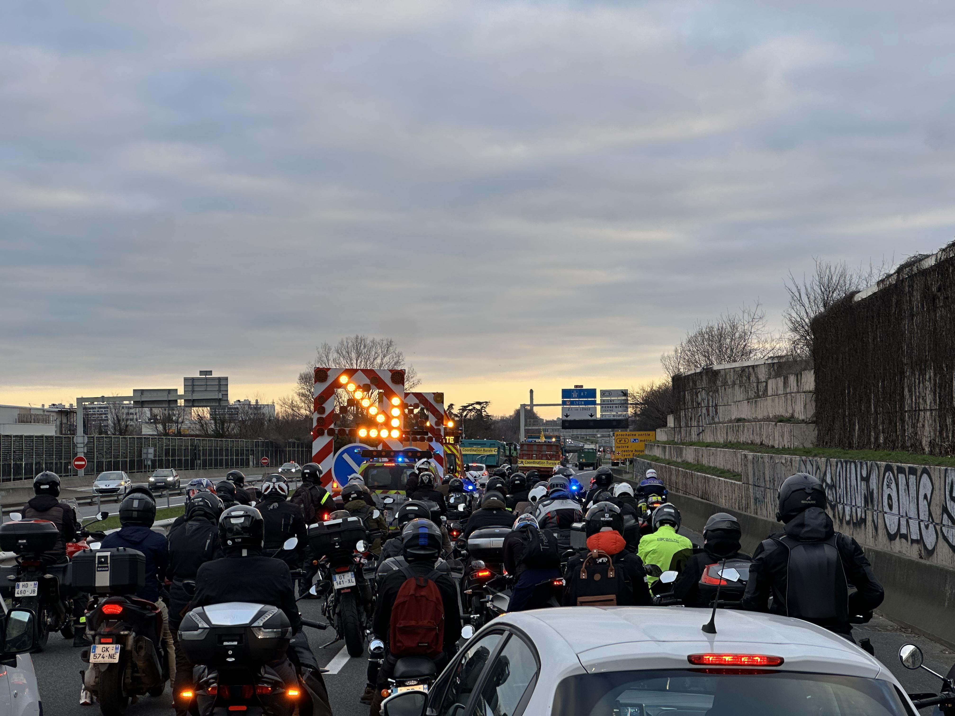 VIDEOS – Farmers’ demonstration in the Rhône: the A7 still cut, actions planned this evening