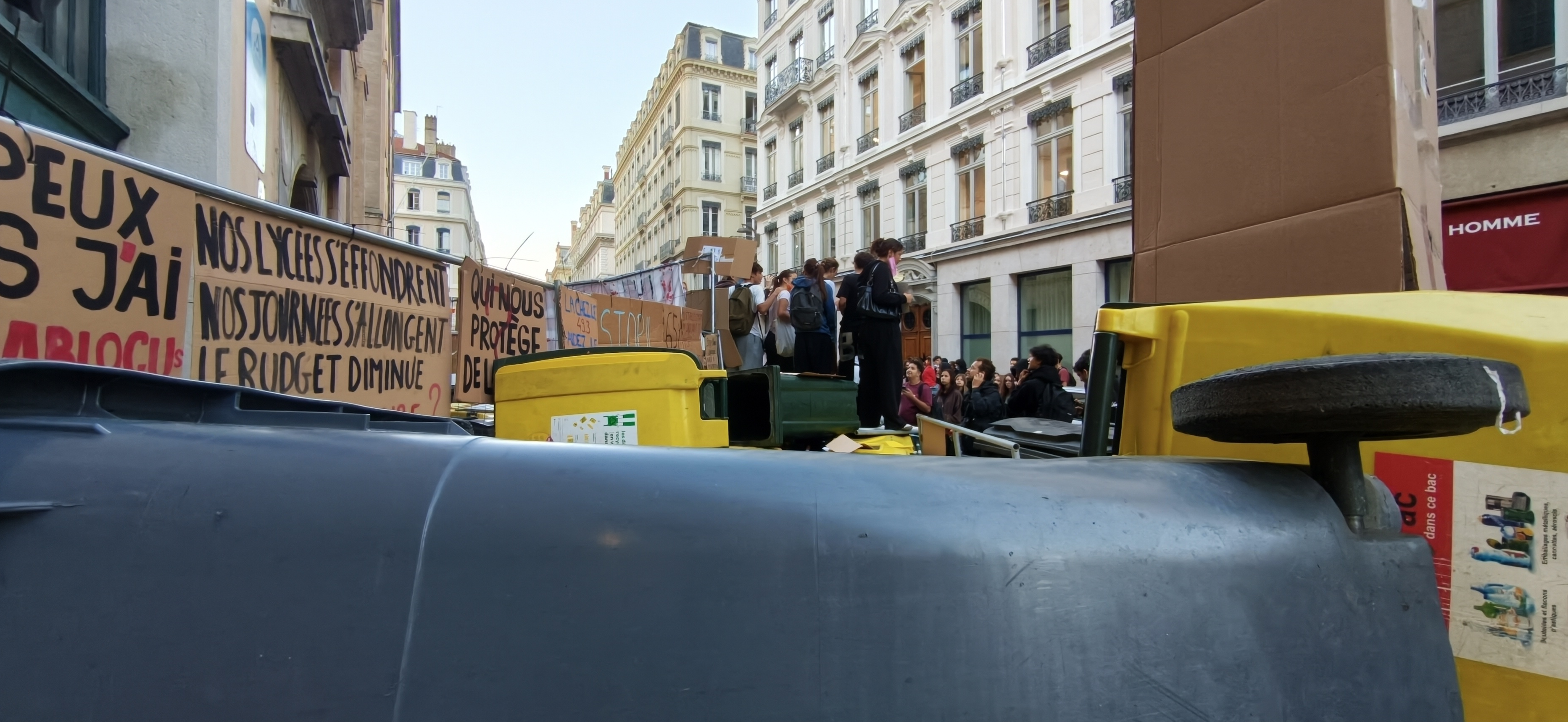 Mobilisation lycéenne : 20.000 manifestants à Lyon, 11 blessés dont 9 ...